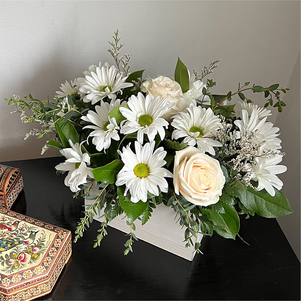 Fresh Linen Box Bouquet – Naugatuck Florist, Naugatuck CT